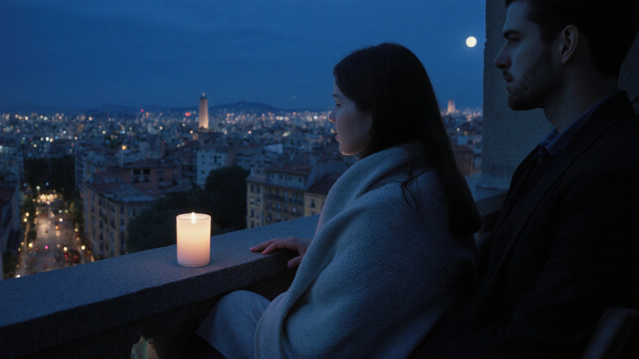 Een man en vrouw zitten stil op een balkon, de stad verlicht in de nacht, een kaars tussen hen.