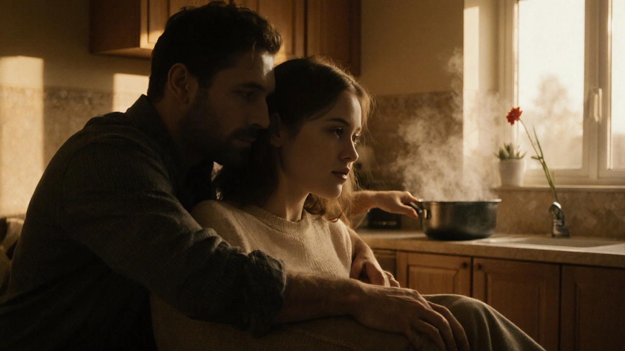 Een man legt zachtjes zijn hand op de rug van zijn partner terwijl ze kookt, een moment van stilte en verbinding.