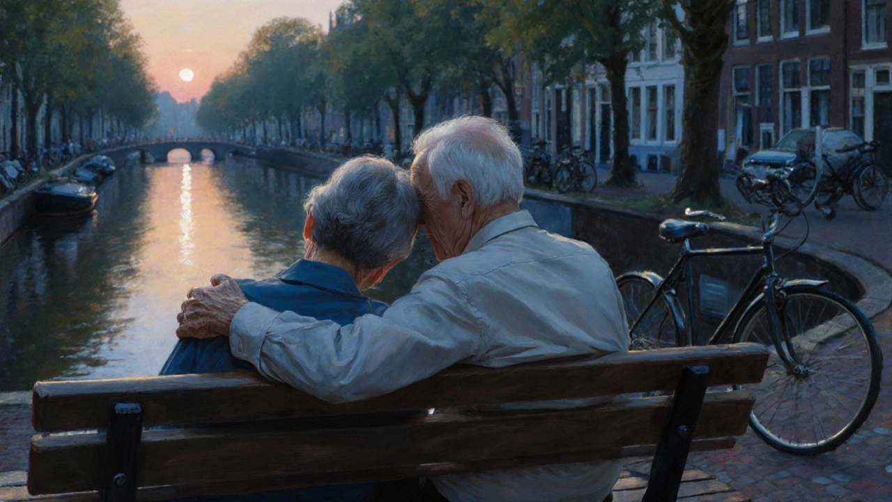 Een oudere paar op een bank bij een kanaal, zij leunt op zijn schouder, zonsondergang reflecteert op het water.
