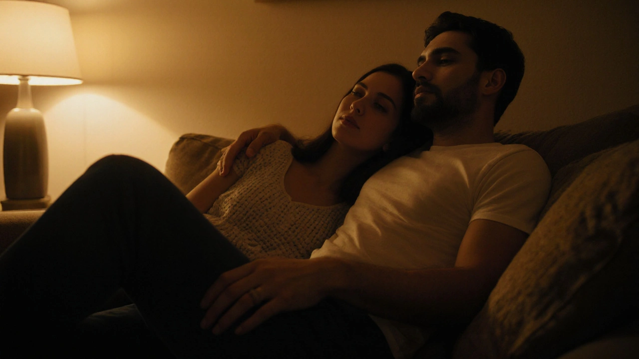 Een paar op de bank, haar hand op zijn been, rustig en verbonden, zonder telefoons, in het avondlicht.