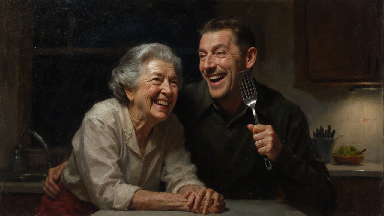 Man imiteert de moeder van zijn vrouw, zij lacht in de keuken bij nachtlicht.