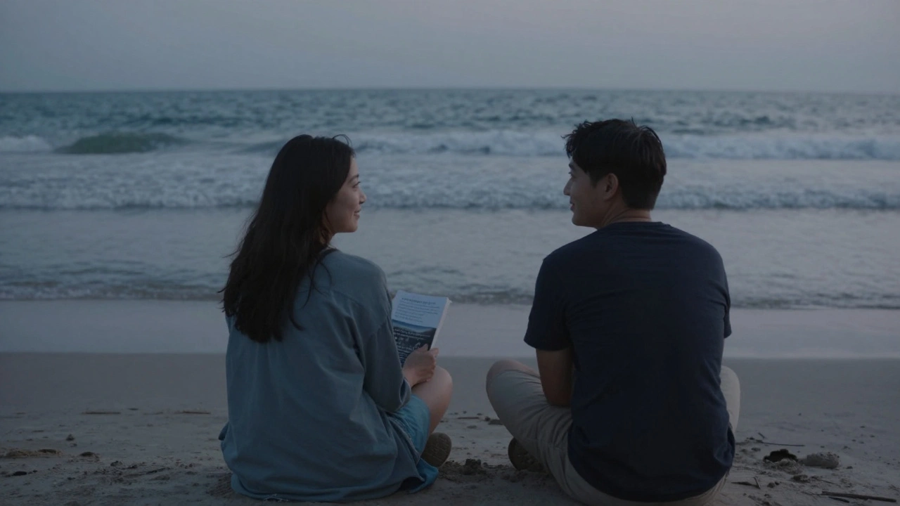 Een man en vrouw op het strand, zij met haar boek, hij glimlacht met trots—geen woorden nodig.
