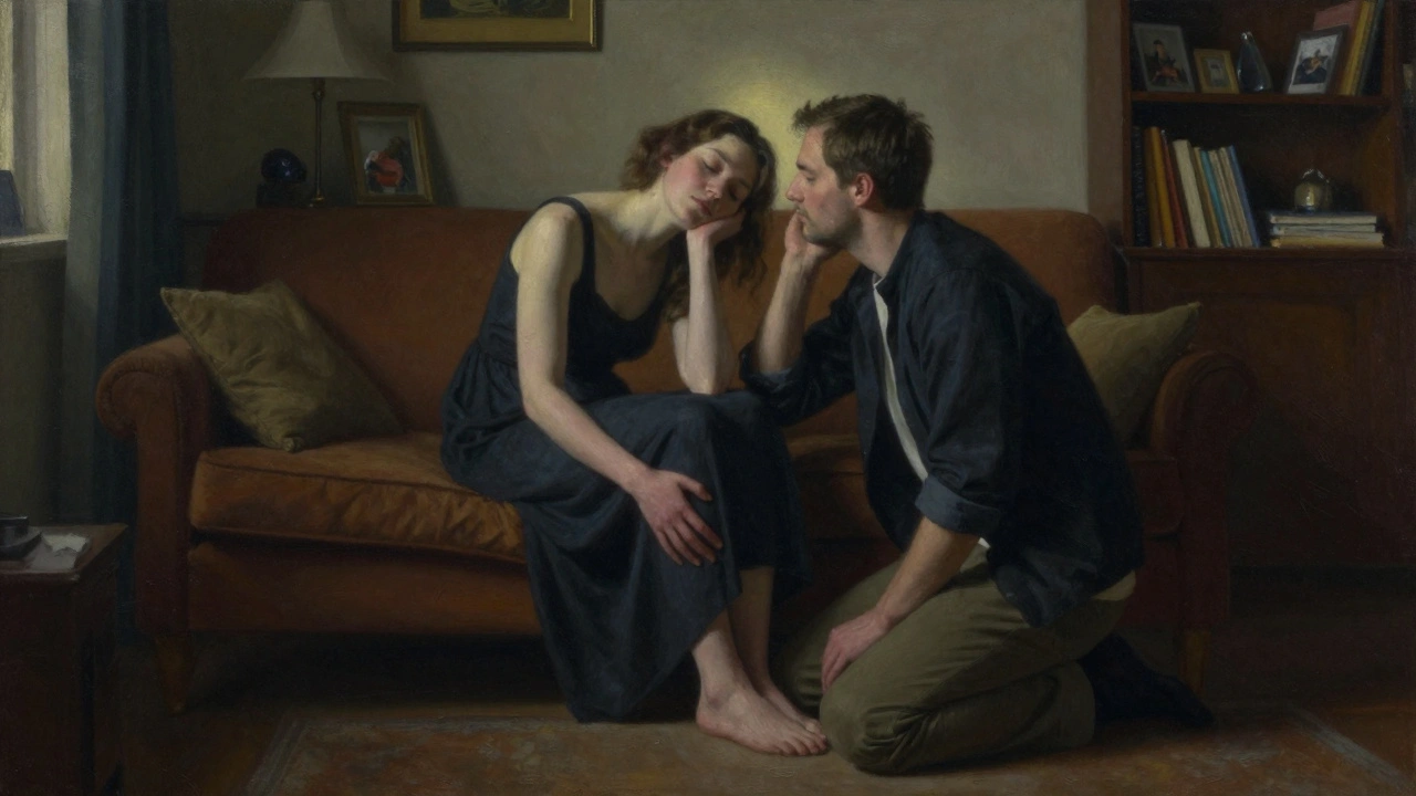 Een man knielt naast zijn vrouw op de bank, zijn hand op haar been, terwijl ze ontspant in een moment van diepe verbinding.