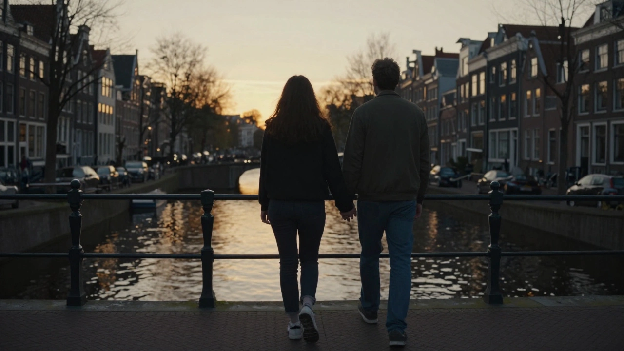 Een paar loopt hand in hand langs een kanal bij zonsondergang, stil en verenigd.