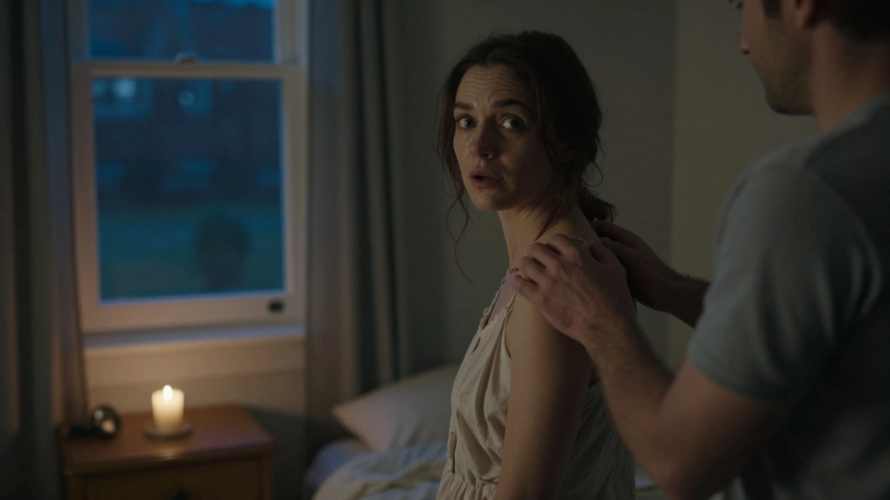 Een vrouw staat in de slaapkamer, haar man's hand op haar schouder, haar gezicht uitgedrukt met rust en verbazing.