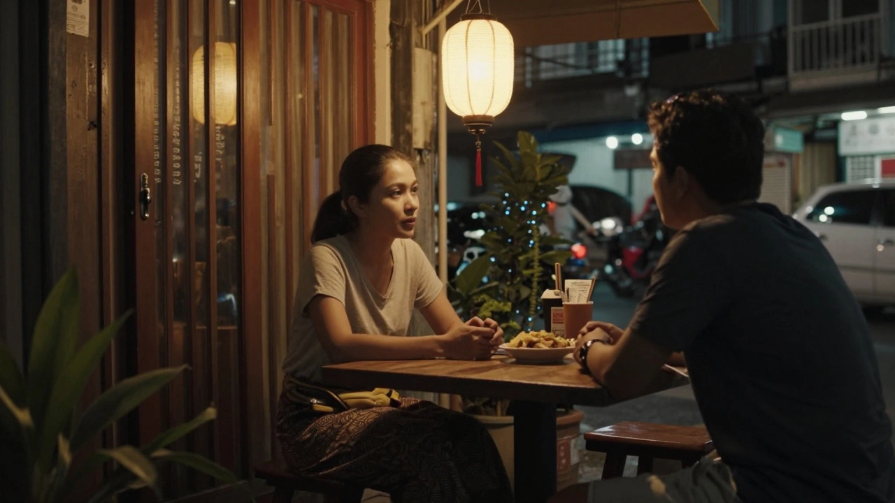 Vrouw in Bangkok houdt een stil, diep gesprek met een klant onder een lantaarn.