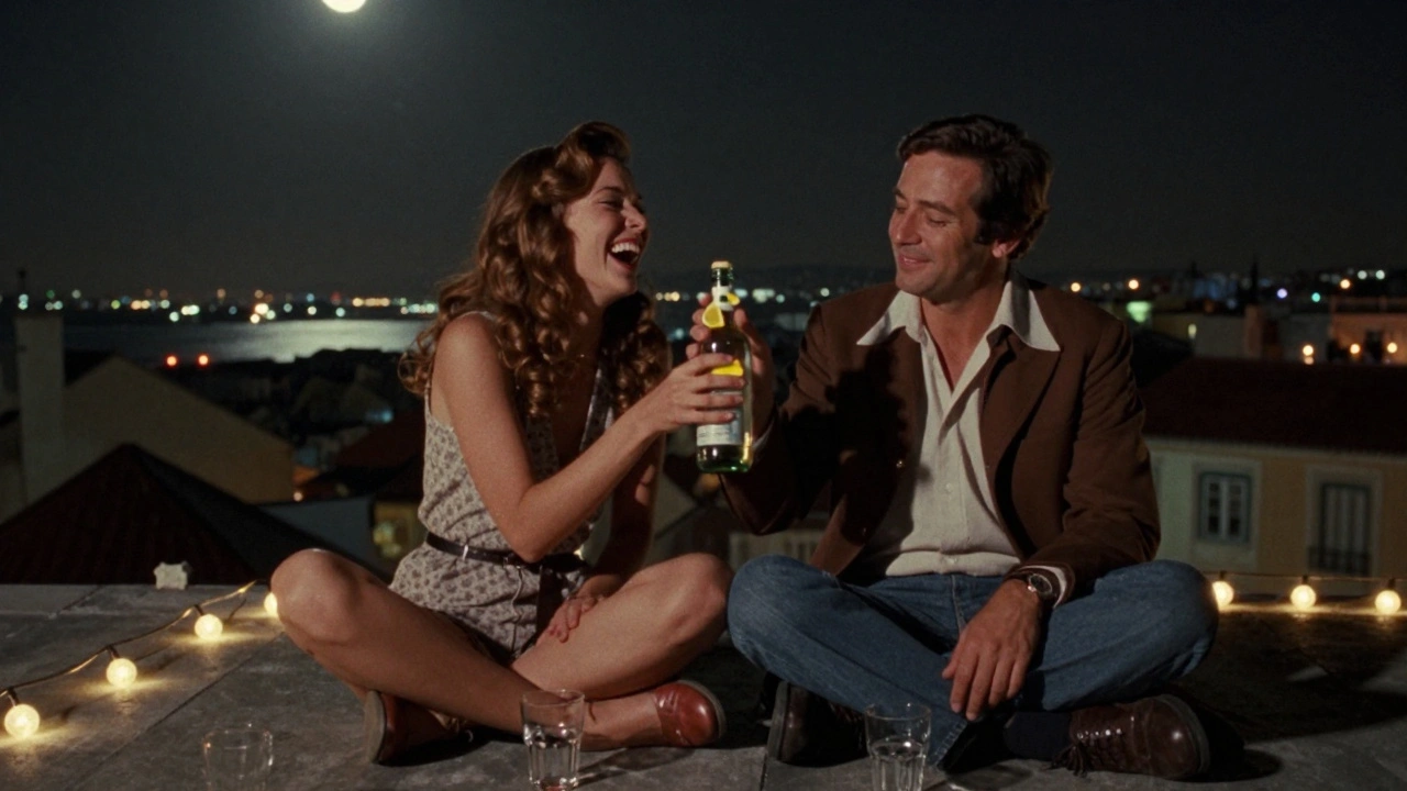 Een man en vrouw op een hosteldak in Lissabon, delen gin met citroen, onder sterrenlicht.