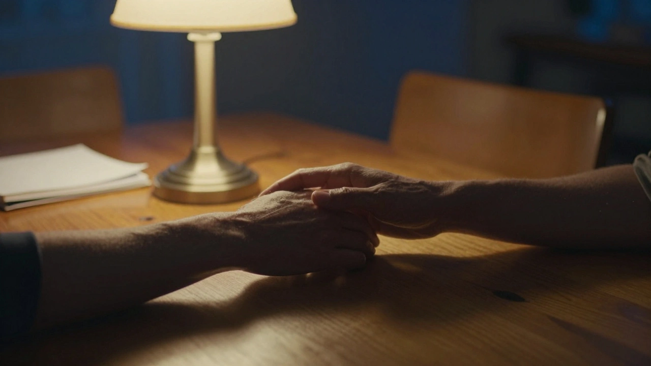 Twee handen die elkaar voor het eerst weer aanraken, zonder gezichten, vol emotie.