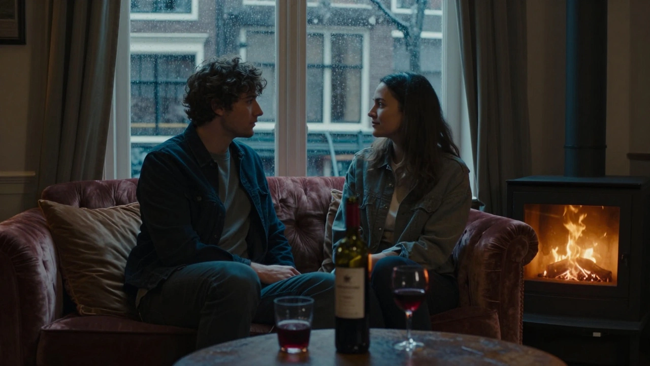 Twee mensen zitten stil bij een raam, verbonden door een diepe, onuitgesproken band.