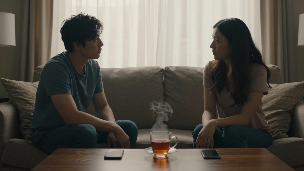 Een koppel zit in stilte tegenover elkaar op de bank, geen telefoons, alleen oogcontact en rust.