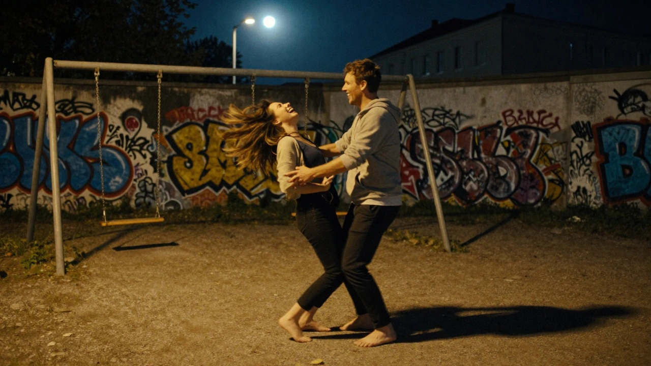 Een paar dans zonder muziek in een verborgen speeltuin in Berlijn, lachend in de nacht.