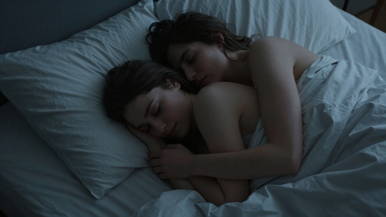 Een paar in bed bij zonsopgang, zij ligt met haar rug tegen zijn borst, stil en intiem.