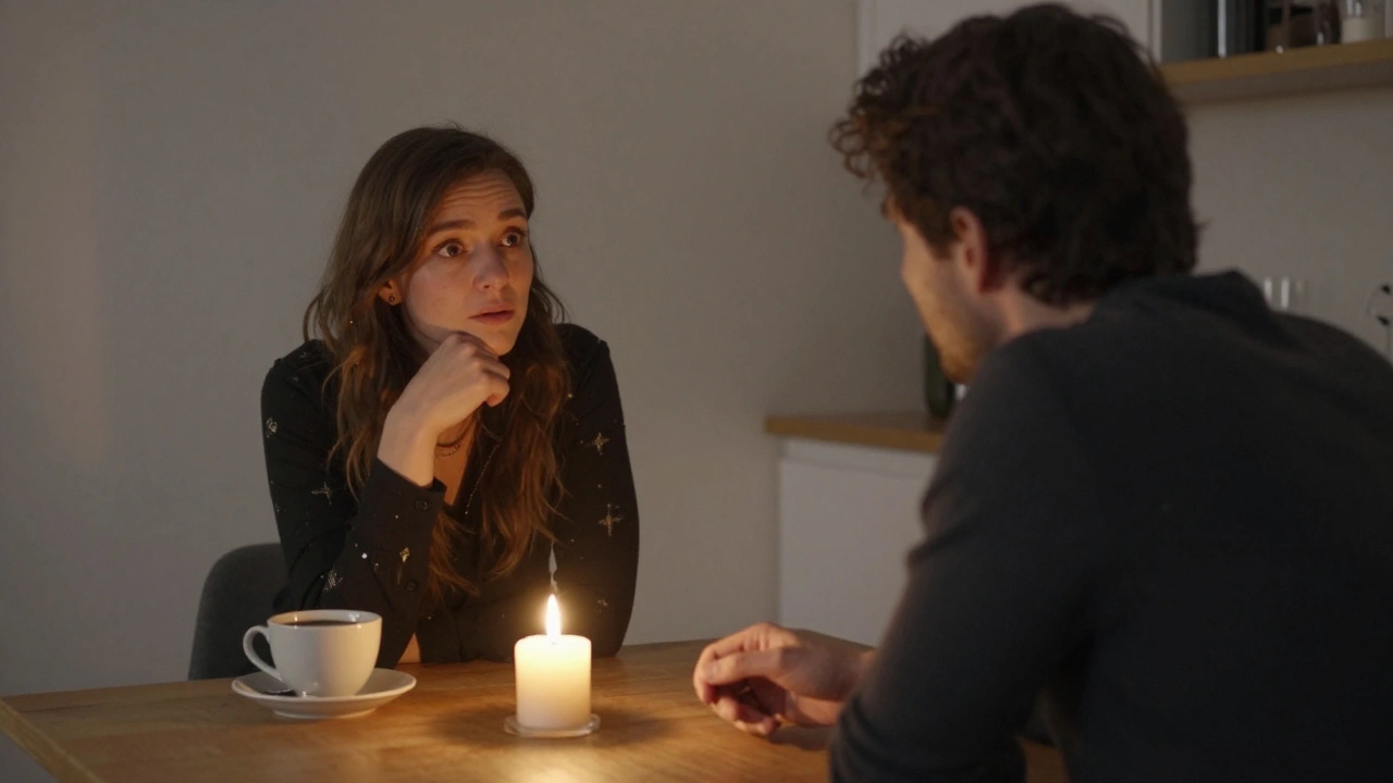 Een paar zit tegenover elkaar aan de keukentafel, licht van een kaars verlicht hun gezichten in een moment van diepe verbinding.