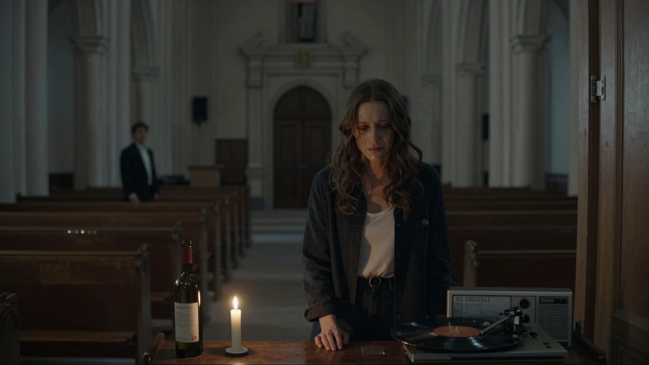 Een vrouw staat in een oude kerk bij zonsondergang, een kaars en een fles wijn op een bank, een oude cd-speler naast haar.