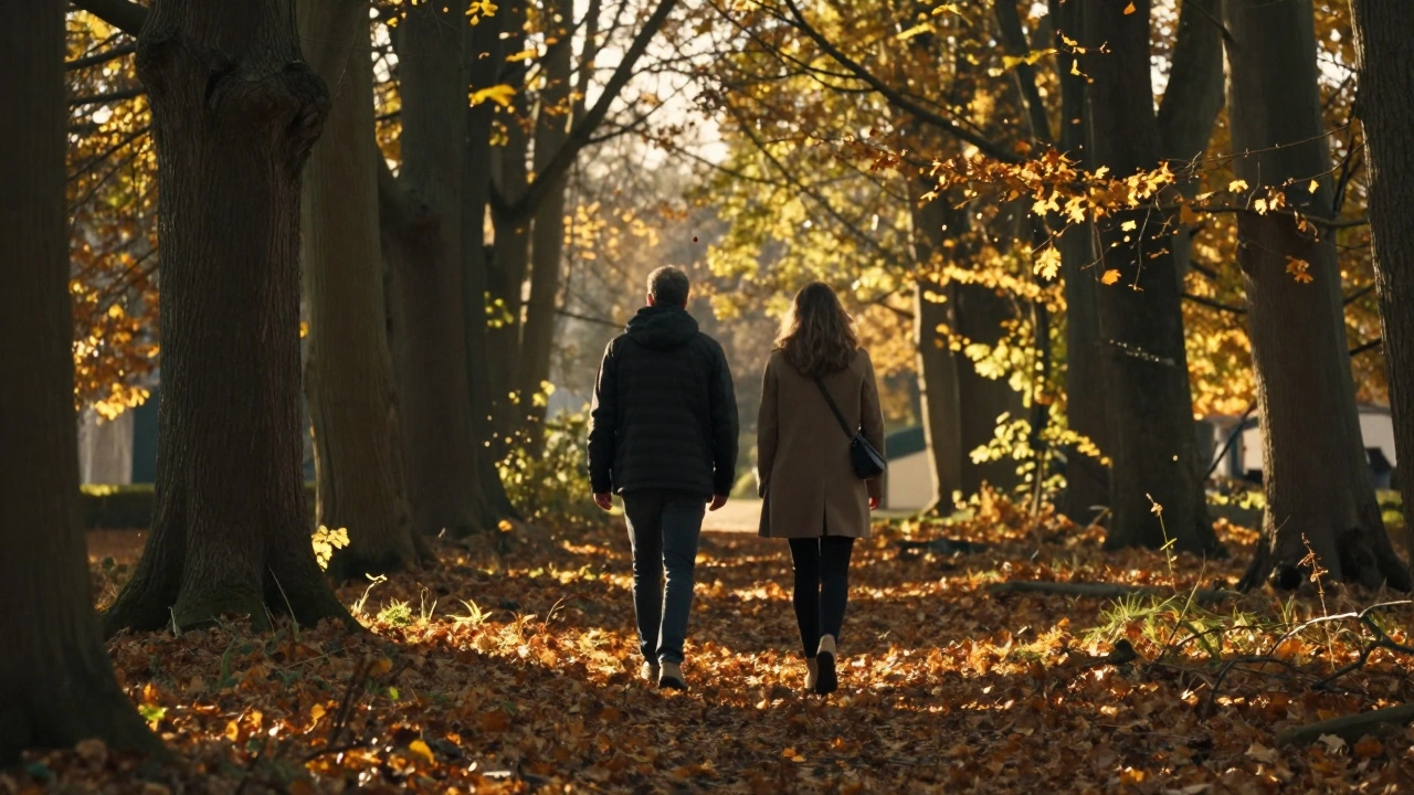 Twee mensen lopen hand in hand door een Nederlands bos bij Utrecht.