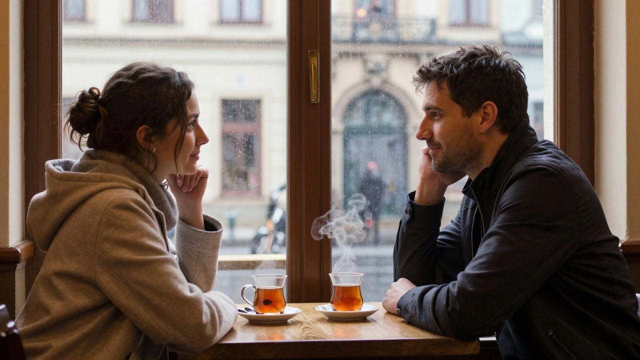 Twee mensen praten rustig in een Praagse café tijdens regen, met warme sfeer.