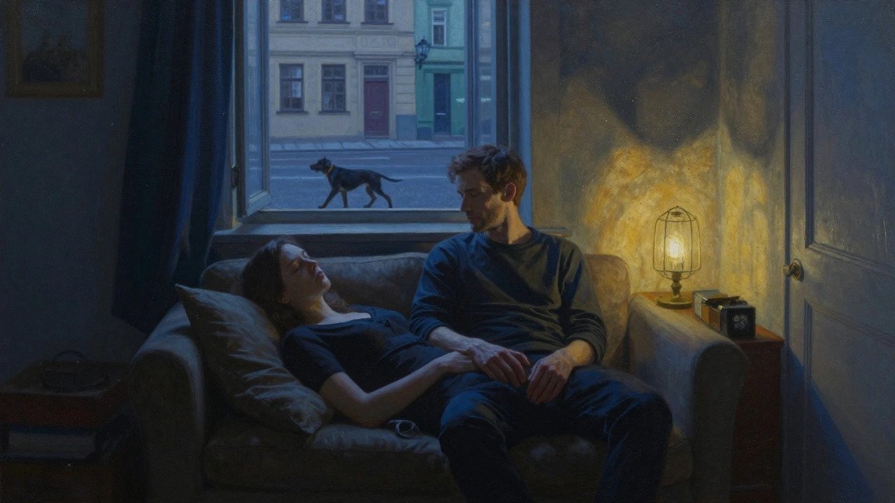 Een man en vrouw liggen naast elkaar op een bank in een Praagse appartement, in de schemering, zonder aanraking maar vol diepe rust.