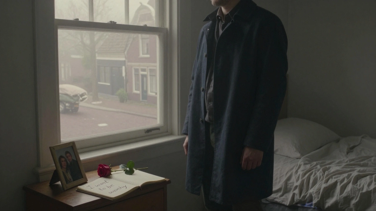 Een man staat in een lege slaapkamer bij zonsopgang, met een open dagboek en een verweerde foto op de nachtkast.