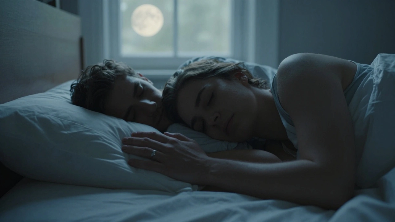 Een paar in bed, niet aanrakend, maar dichtbij, maanlicht verlicht de kamer in een rustige sfeer.