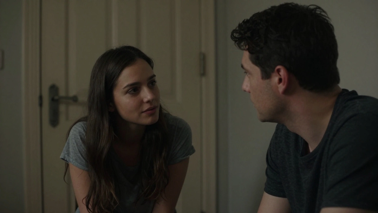 Een vrouw luistert aandachtig naar een man, haar gezicht zacht en open, terwijl een kapotte deur achter hen zacht heen en weer zwaait.