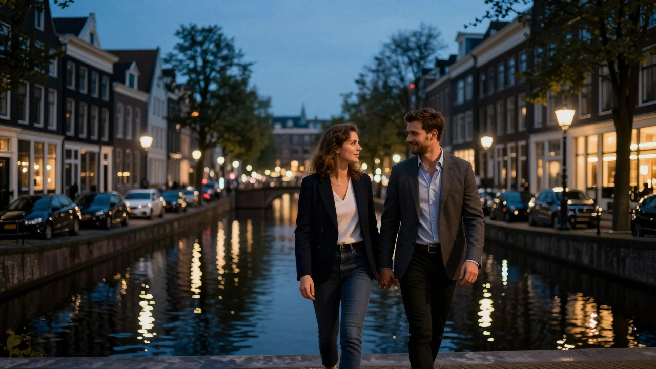 Elegante mensenwandeling langs Oudegracht bij schemering met lichten