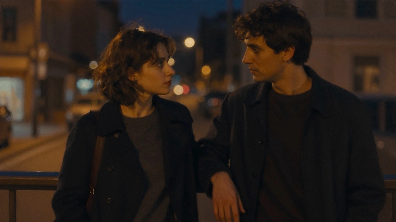 Twee mensen in een moment van diepe verbinding, hun ogen ontmoeten elkaar zonder woorden.